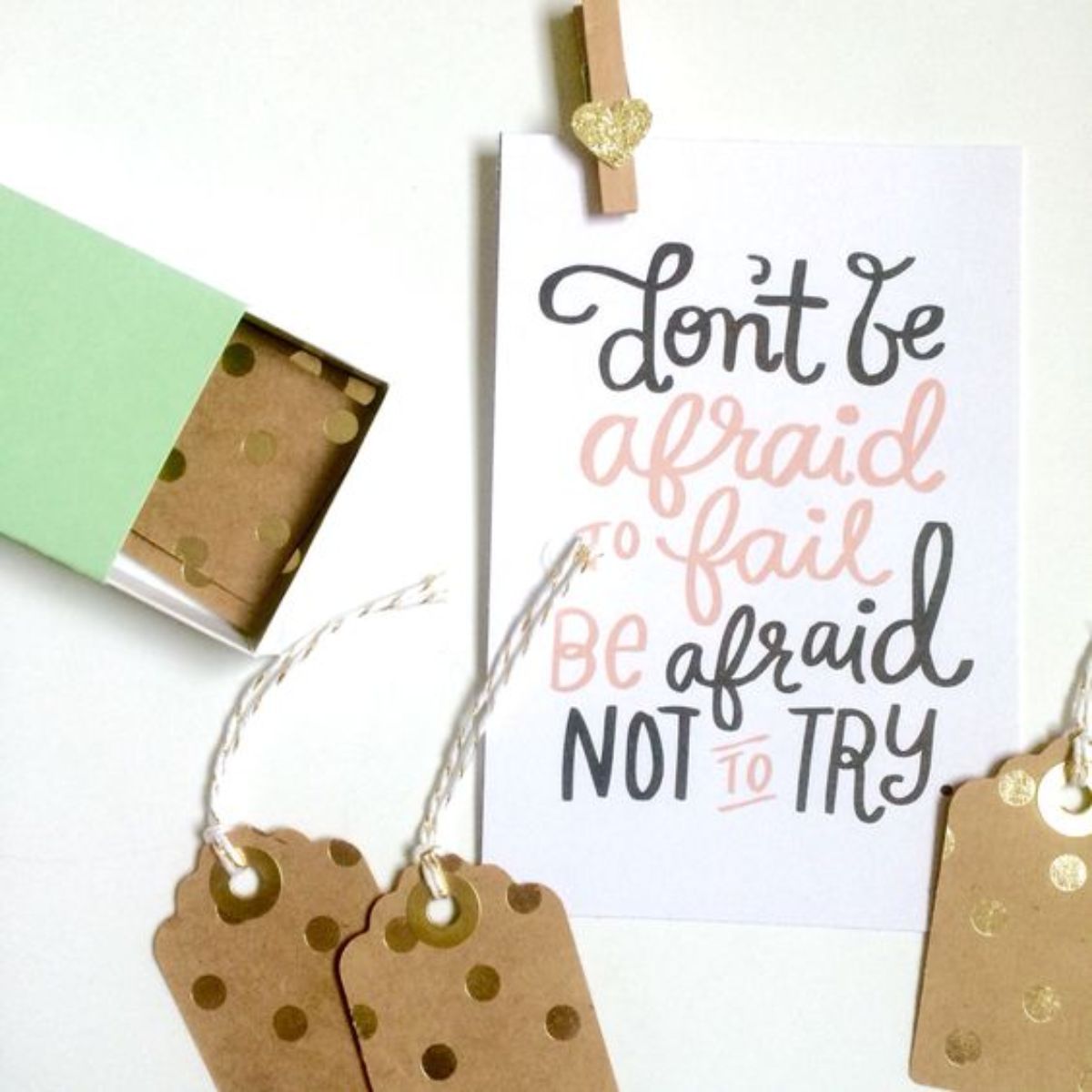 Kraft Foil Dots 12" / Hoja de Cartulina Kraft con Puntos Dorados Descontinuado Bazzill
