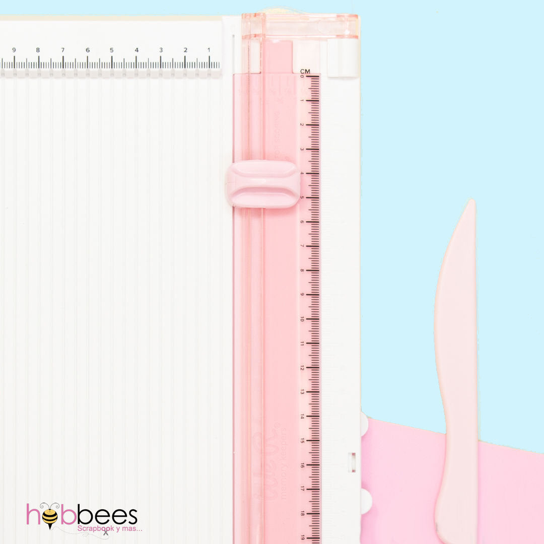 Pink Trim & Score Board / Tabla de Corte y Dobleces Rosa Cortadoras / Guillotinas We R Memory Keepers