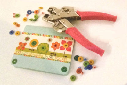 Wide Eyelets Red / Ojillos Anchos Rojos Adornos / Embellishments We R Memory Keepers