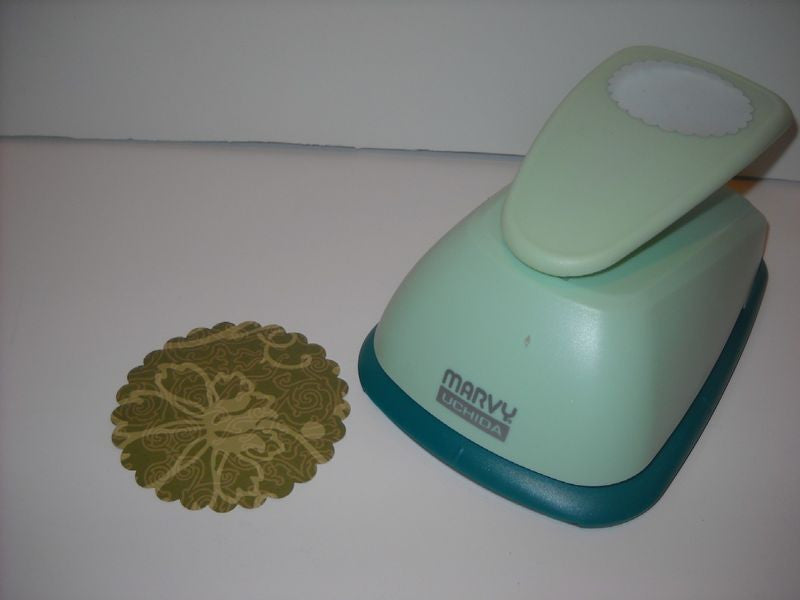 Extra Giga Scalloped Circle 3.5" / Perforadora de Círculo de Escalopa Extra Grande 8.9 cm Descontinuado Marvy Uchida