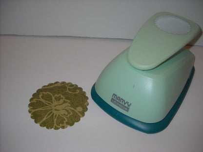 Extra Giga Scalloped Circle 3.5" / Perforadora de Círculo de Escalopa Extra Grande 8.9 cm Descontinuado Marvy Uchida