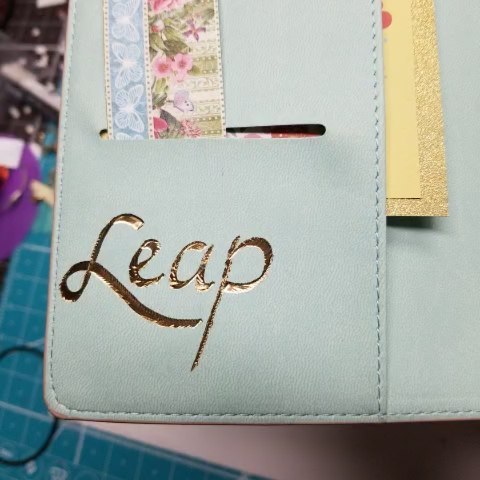 Foil Quill Bold Tip Freestyle Pen  / Bolígrafo Punta Gruesa Foil Quill a Mano Libre Herramientas We R Memory Keepers