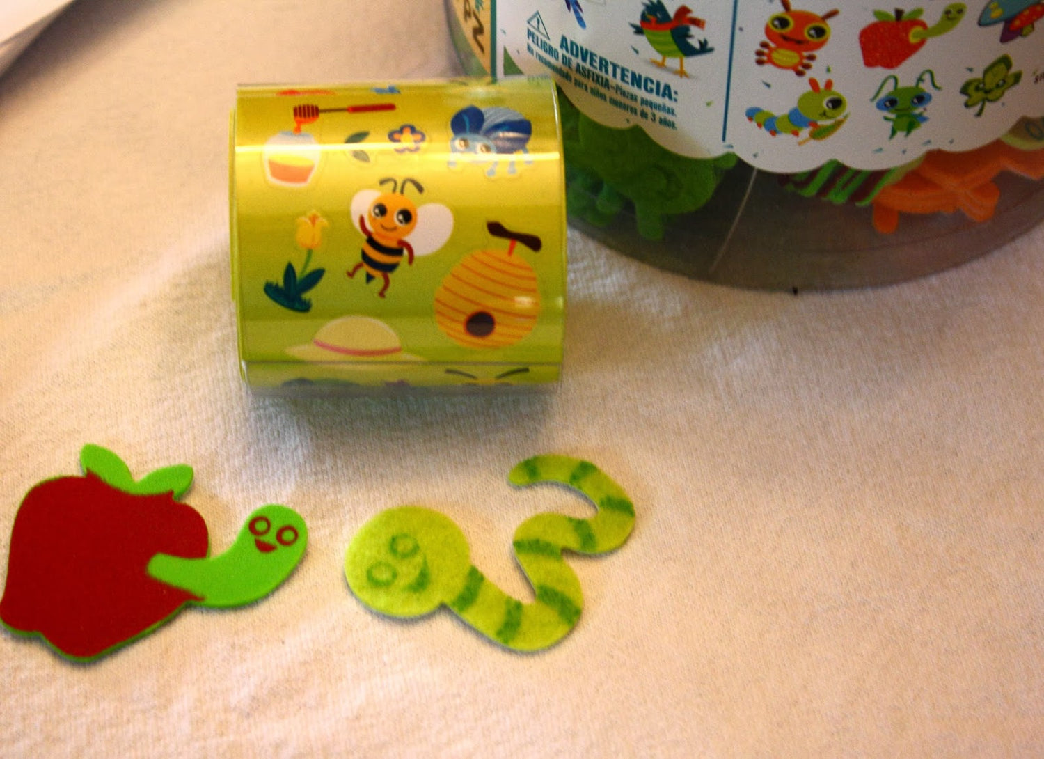 Stuck on Fun Backyard Bugs Sticker Tub / Cubeta con 434 Estampas Stickers PomTree