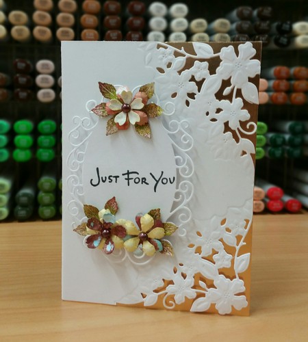 Clara Corner Die / Suaje de Corte de Esquina Floreada Descontinuado Poppy Stamps