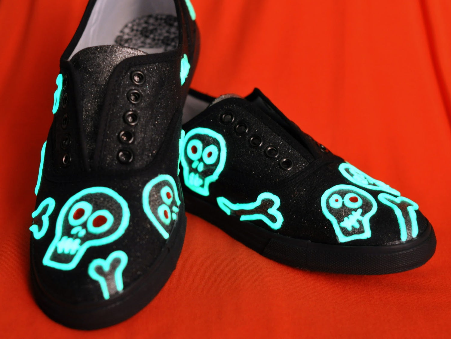 Glow In The Dark Fabric Marker Yellow / Marcador Brilla en la Obscuridad Amarillo Descontinuado Marvy Uchida