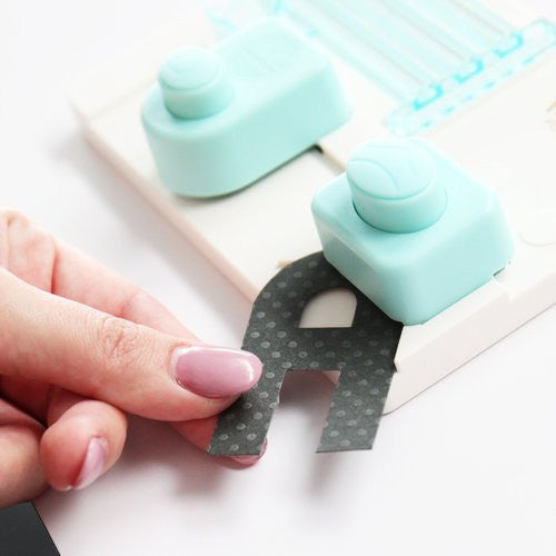 Mini Alphabet Punch Board / Tabla para Crear Letras Pequeñas Herramientas We R Memory Keepers