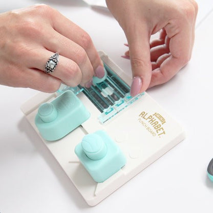 Mini Alphabet Punch Board / Tabla para Crear Letras Pequeñas Herramientas We R Memory Keepers