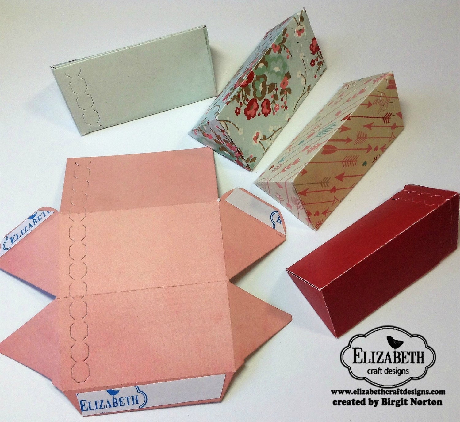 Triangle Treat Box Die / Suaje de Caja Triangular Descontinuado Elizabeth Craft Designs