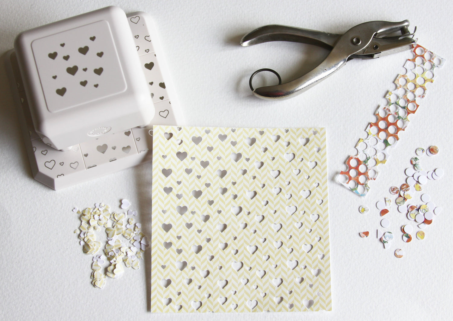 All Over the Page Heartbeat Pattern / Perforadora Diseño de Latido del Corazon Descontinuado Martha Stewart